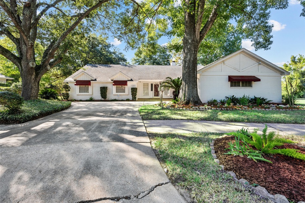 7611 Streamside Dr, Houston, TX 77088 - photo 1