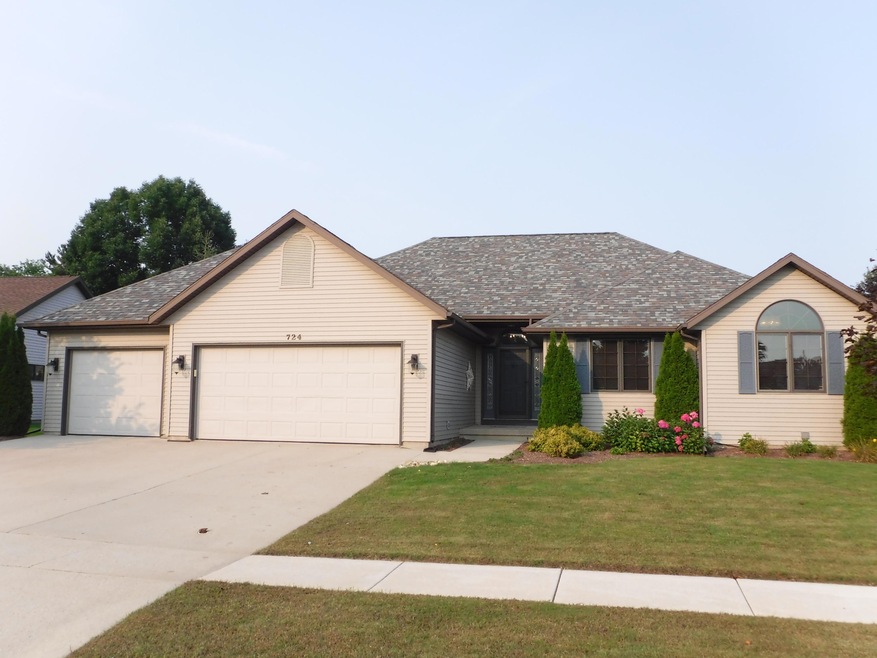 724 River Bluff Dr, Manitowoc, WI 54220 - photo 1