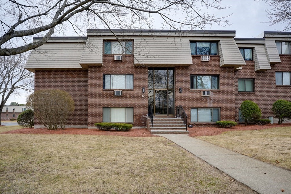 6 Hallmark Gardens unit 7, Burlington, MA 01803 - photo 1