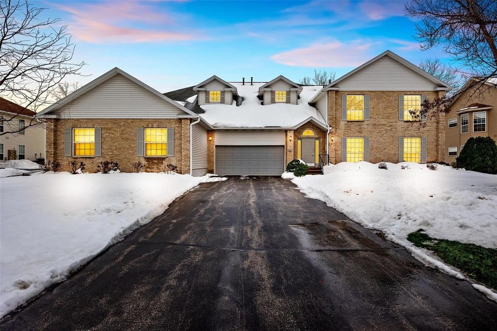 This is the front view of 3000 Towne House Dr NE U