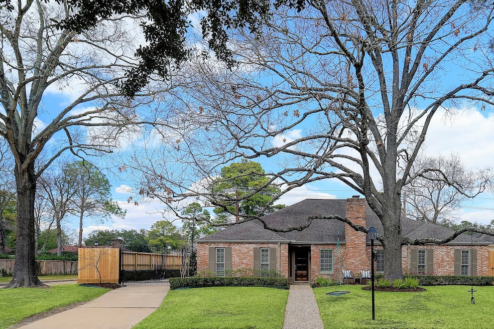 10122 Briar Rose Dr, Houston, TX 77042 - photo 1