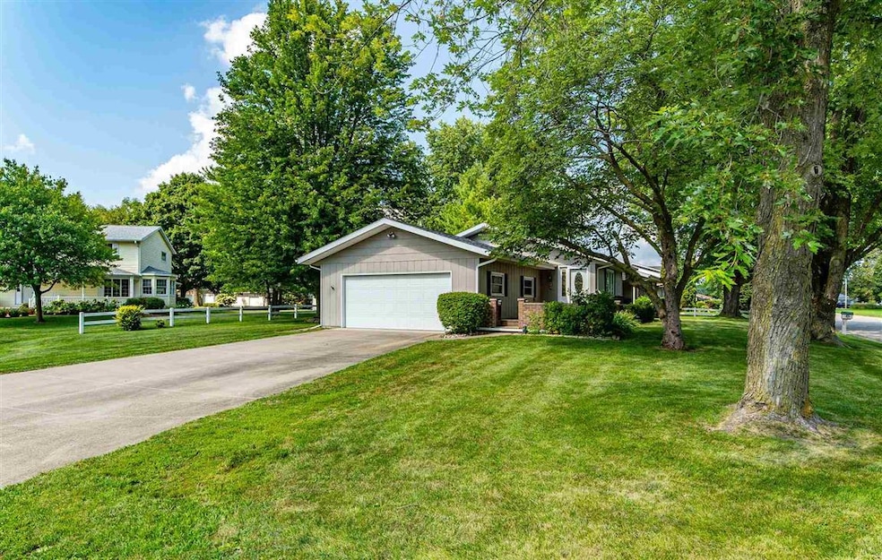 400 Southgate St, Lincoln, IL 62656 - photo 1