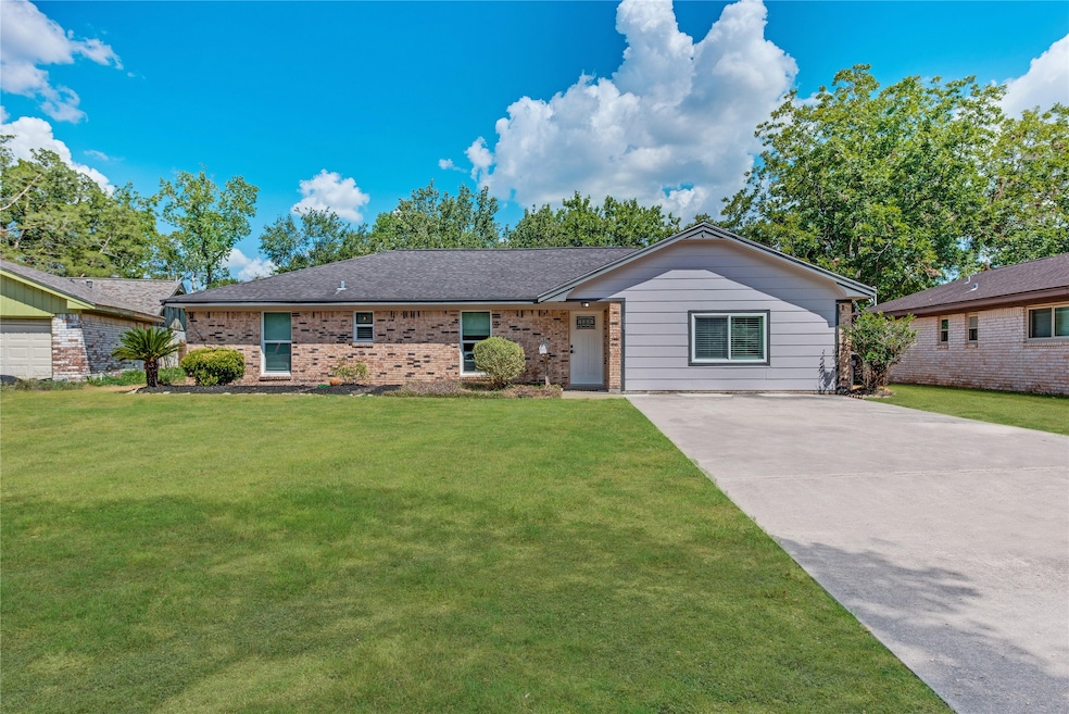 621 N Fairview Cir, Alvin, TX 77511 - photo 1