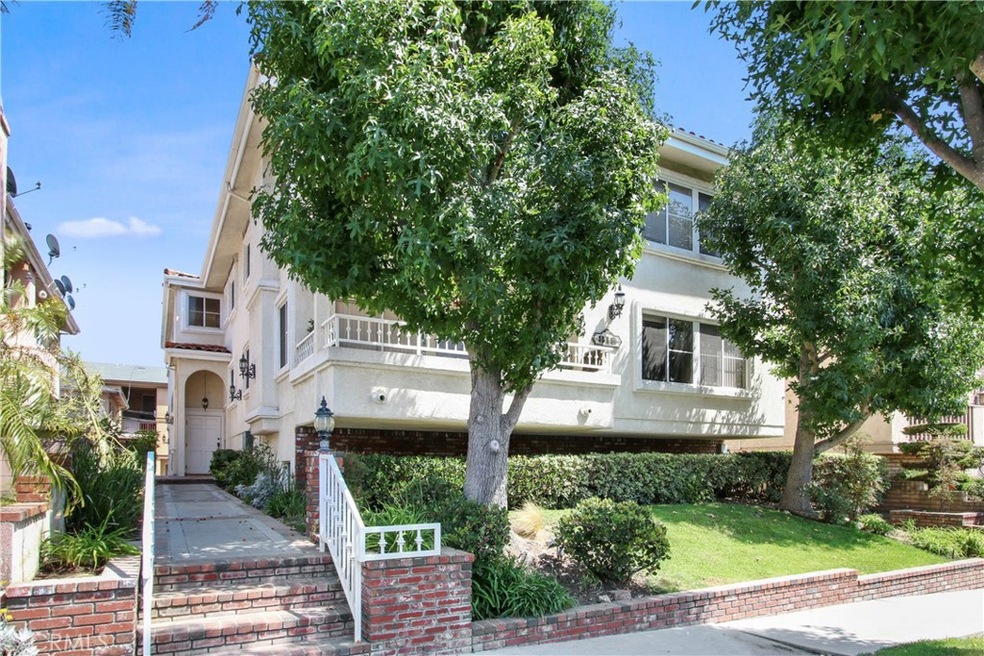 Four unit condominium building in VDO