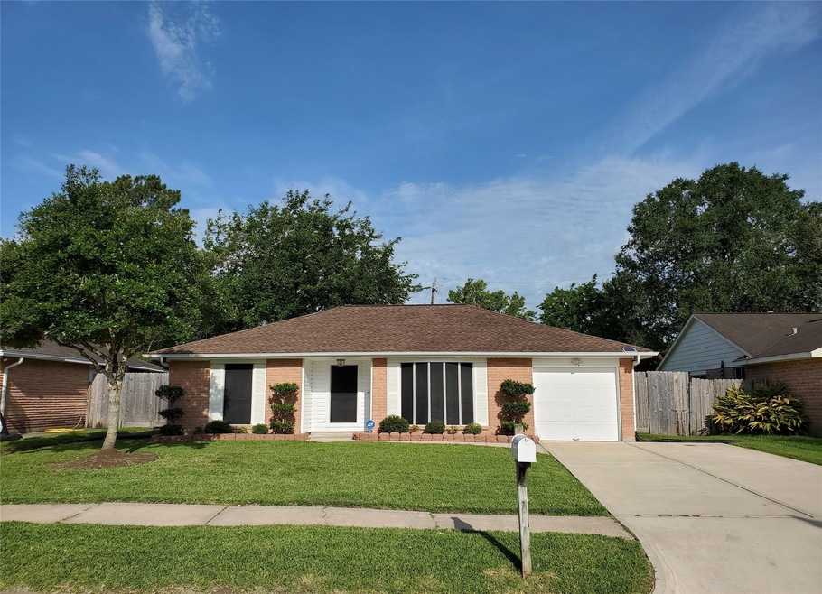 Front yard area.  The Live Oak out front is 7-8 years old looks beautiful/full all year long.