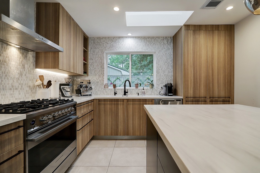 13610 Barryknoll Ln, Houston, TX 77079 - photo 1