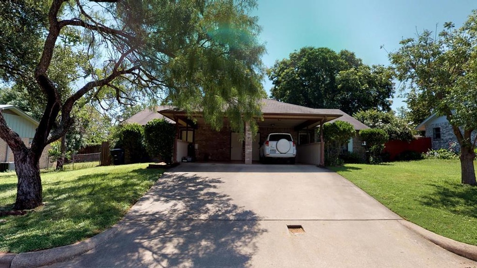 909 Henrietta St, Fredericksburg, TX 78624 - photo 1