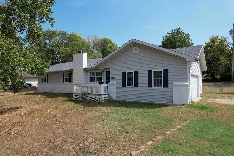 544 W Hubble Dr, Marshfield, MO 65706 - photo 1