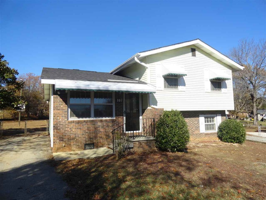 107 Lyda Ct, Moore, SC 29369 - photo 1