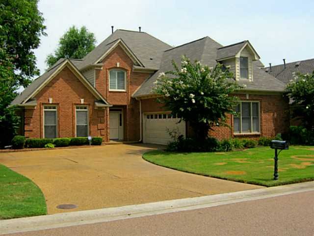 quiet cove, lovely landscaping, new roof