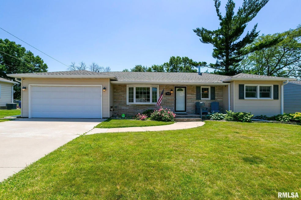 1915 W 38th Place, Davenport, IA 52806 - photo 1