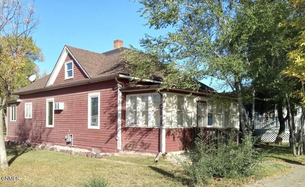 301 3rd St NE, Belfield, ND 58622 - photo 1