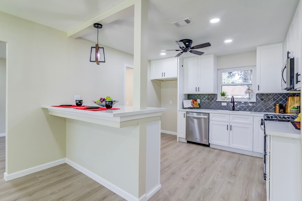 1109 Dover Cir, Alvin, TX 77511 - photo 1