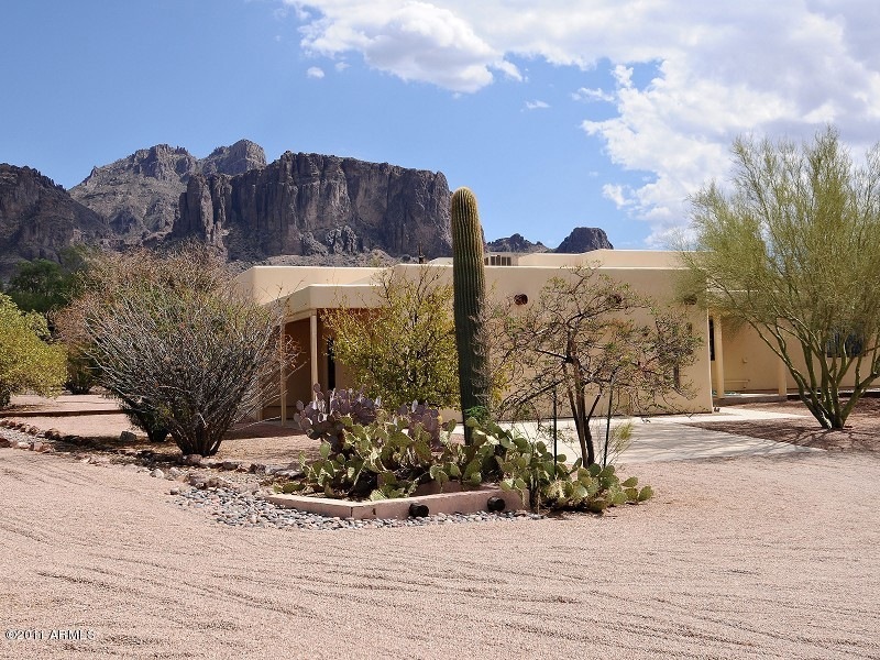 3243 N Val Vista