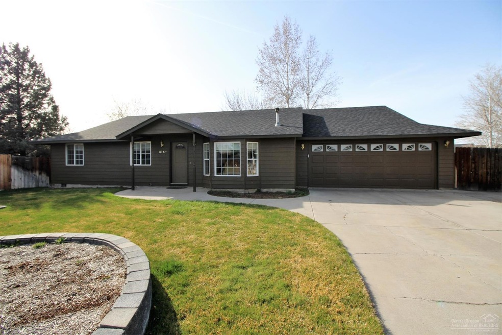 3169 SW Reindeer Ct, Redmond, OR 97756 - photo 1