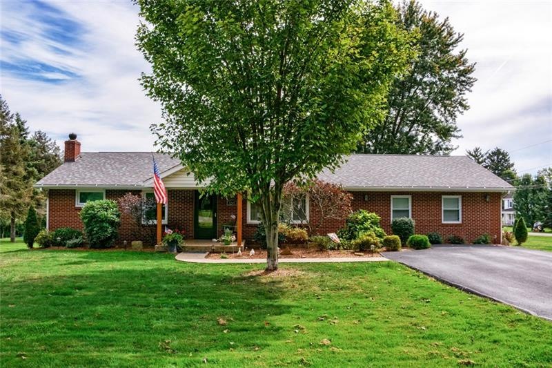 Exterior Front w/Covered Front Porch, Aggregate Wa