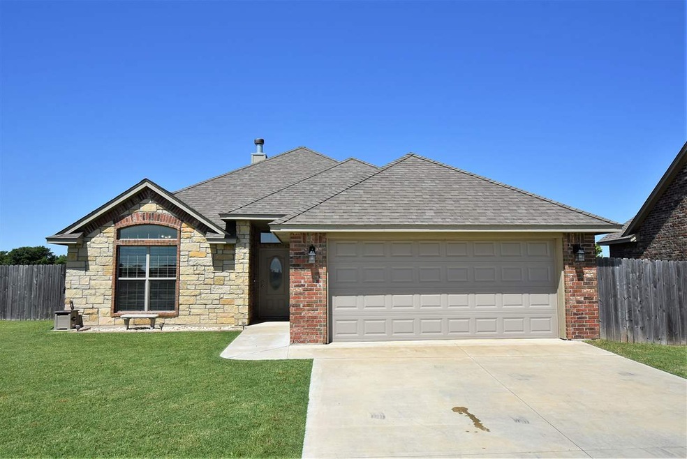 304 N Mountain Meadow Dr, Cache, OK 73527 - photo 1