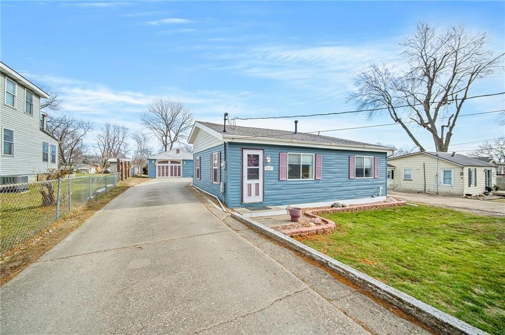 4295 NE 32nd St, Des Moines, IA 50317 - photo 1