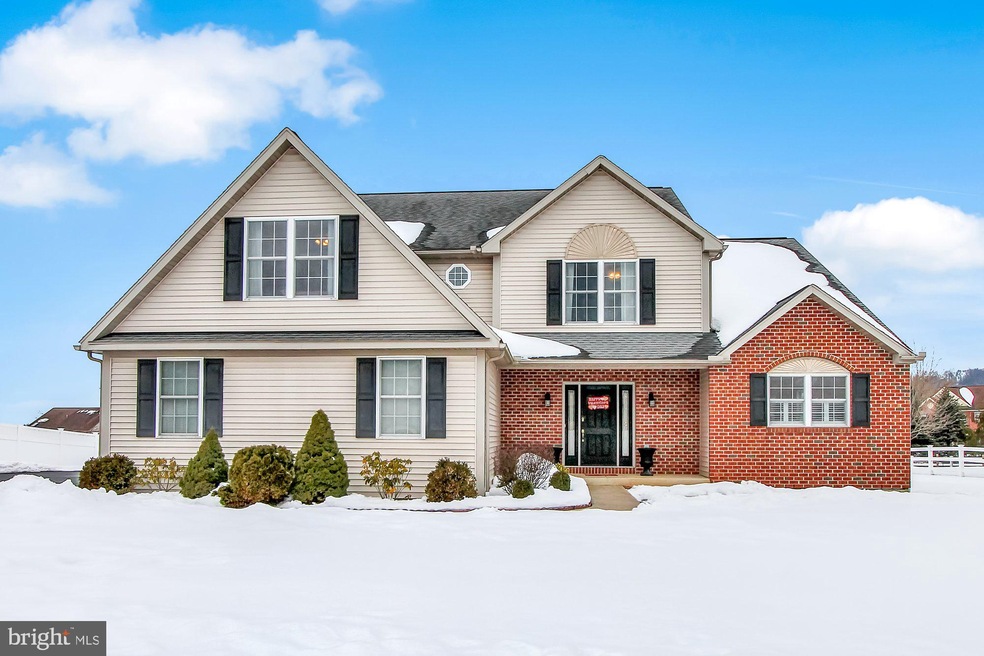 511 Pleasant View Dr, Douglassville, PA 19518 - photo 1