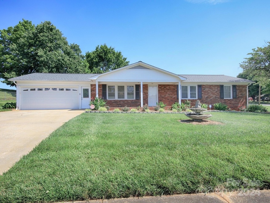 711 N Carolina Ave, Statesville, NC 28677 - photo 1