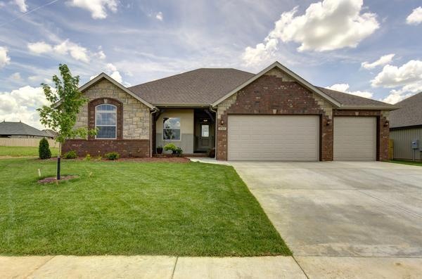 638 N Maplewood Hills Rd, Nixa, MO 65714 - photo 1