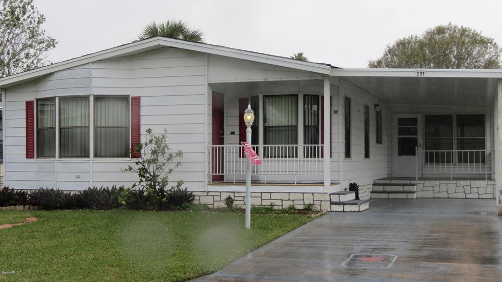 201 Manatee Ct 011