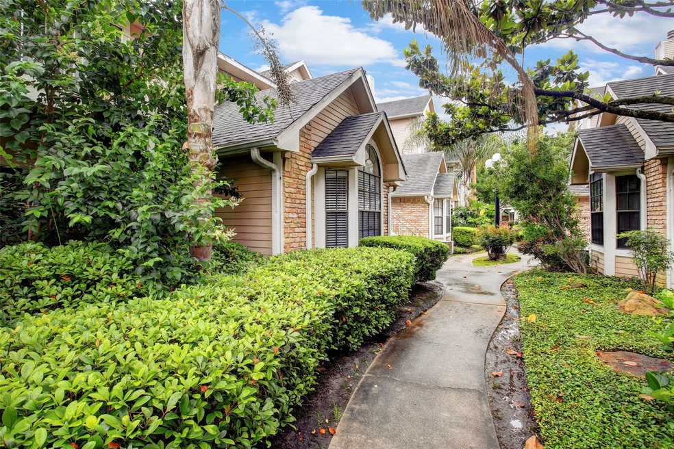 Welcome home to Riverwalk! Gated community conveni