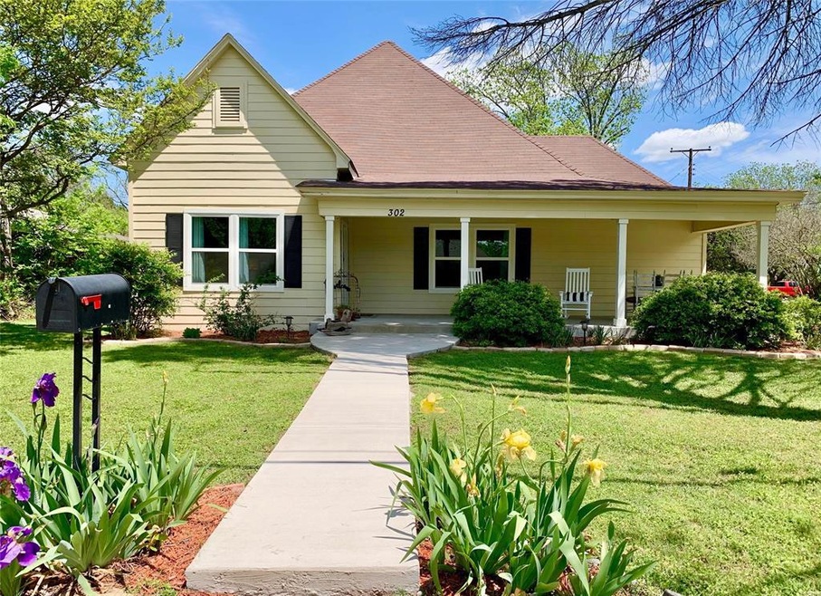 302 Madison St, Cleburne, TX 76033 - photo 1