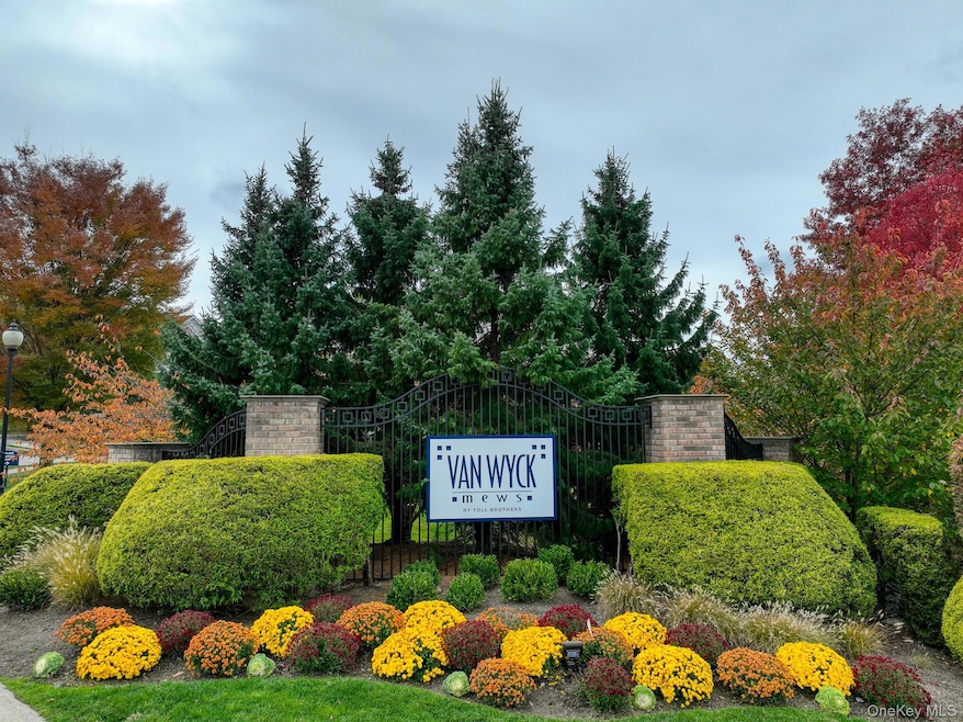 919 Saratoga Ln, Fishkill, NY 12524 - photo 1