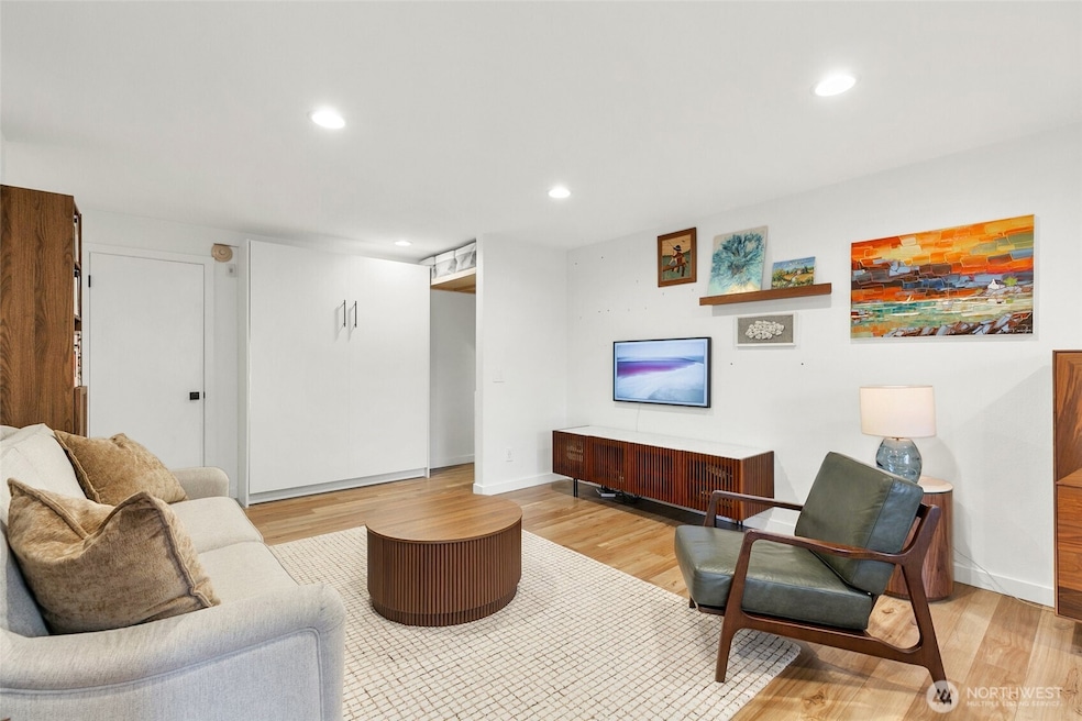 335 Heather Rd unit 208, Everett, WA 98203 - photo 1