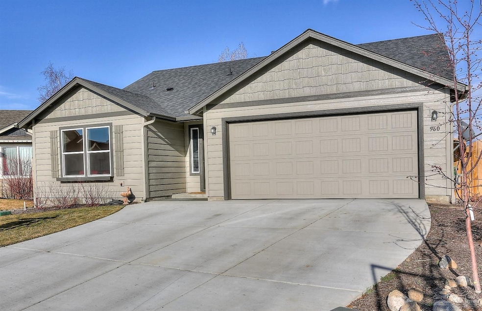 960 SW 23rd Place, Redmond, OR 97756 - photo 1