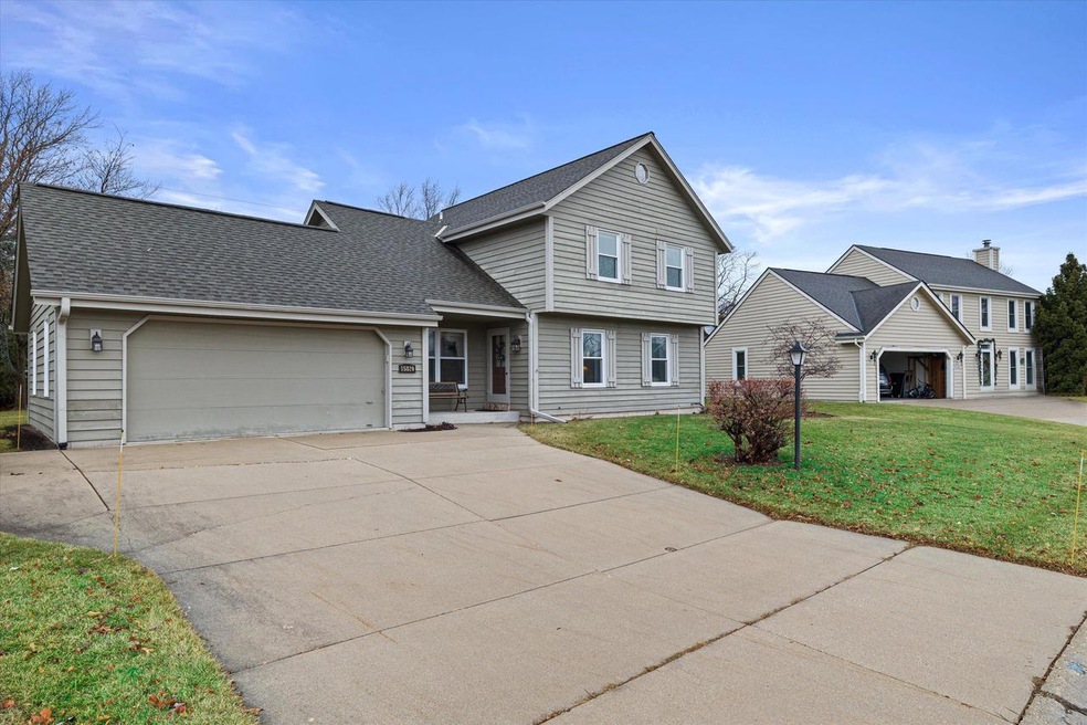 N77W15820 Crossway Dr, Menomonee Falls, WI 53051 - photo 1