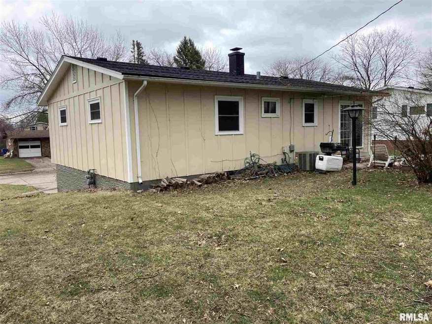 4408 N Gaines St, Davenport, IA 52806 - photo 1