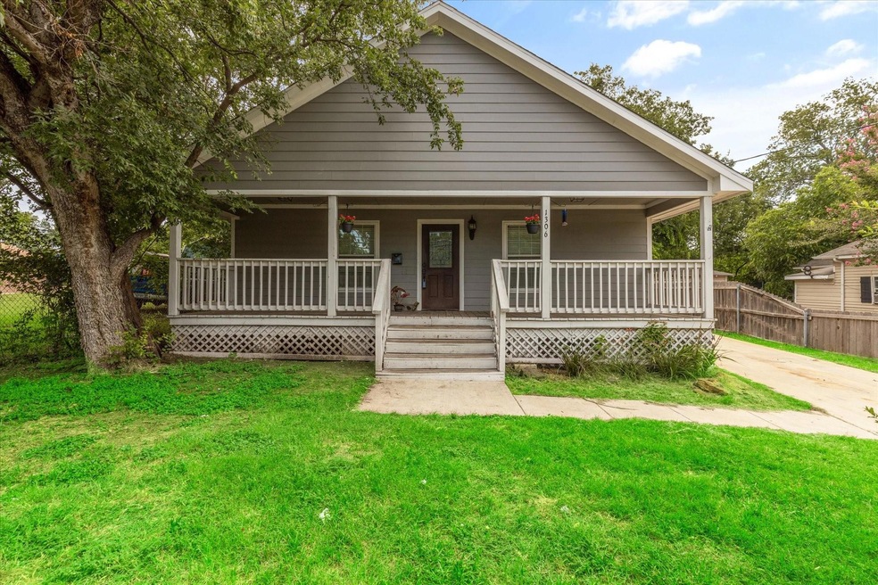 1306 N Preston St, Ennis, TX 75119 - photo 1