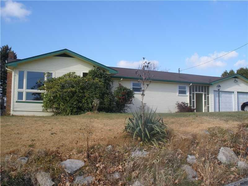 Exterior Front. Sprawling ranch in great neighborh