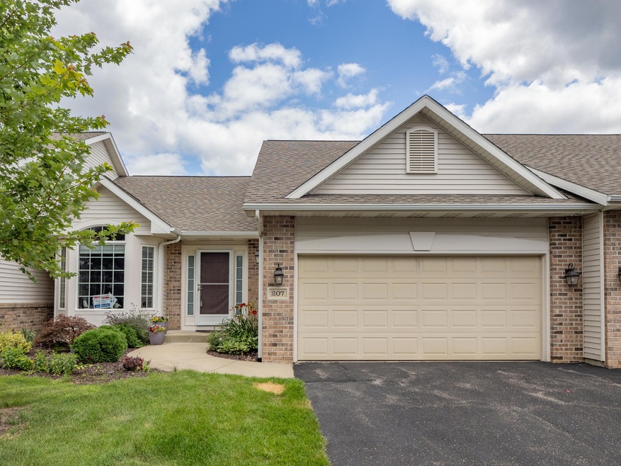 207 Round Hill Rd-101
