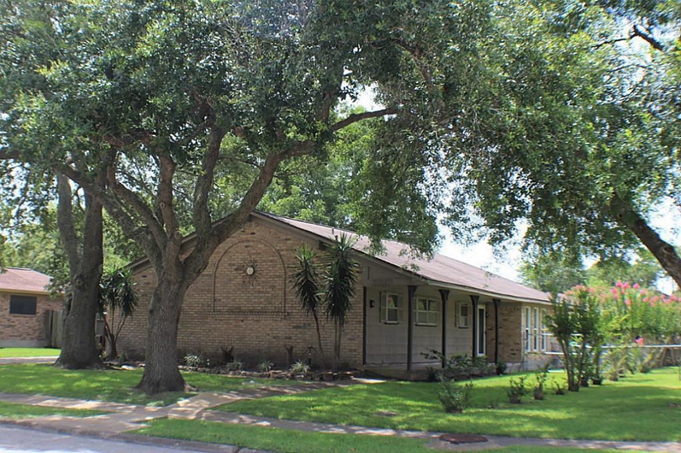 2317 Ryan Dr, Alvin, TX 77511 - photo 1