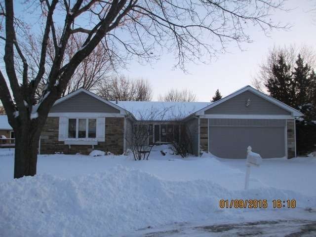 560 Forest Cir, Algonquin, IL 60102 - photo 1