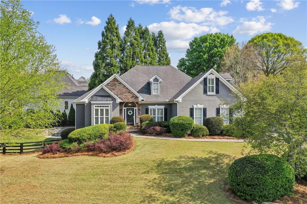 View of front facade featuring a front yard
