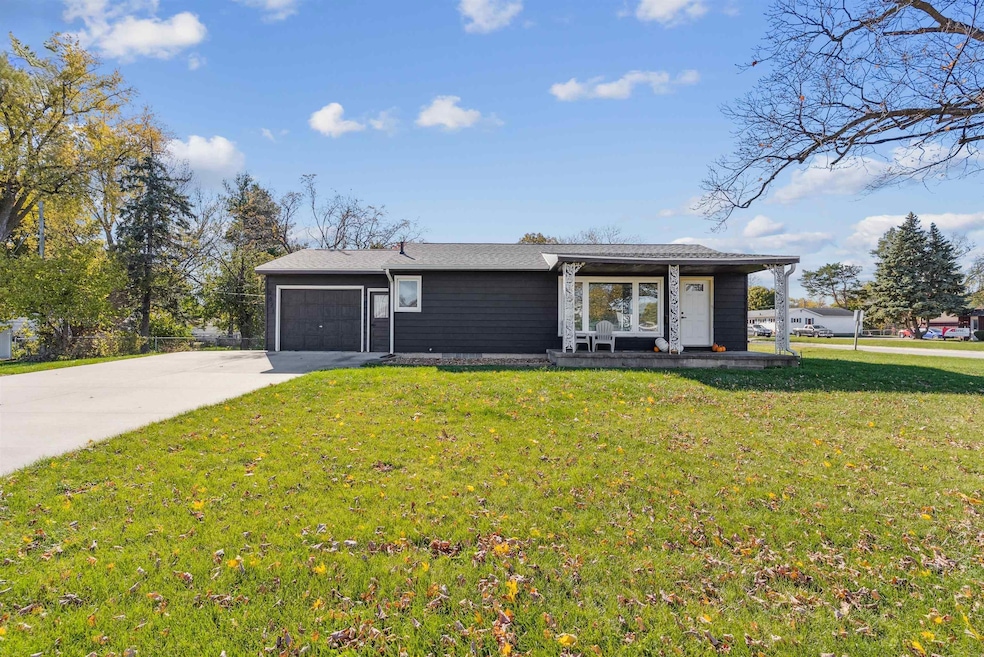 2621 University Ave, Waterloo, IA 50701 - photo 1