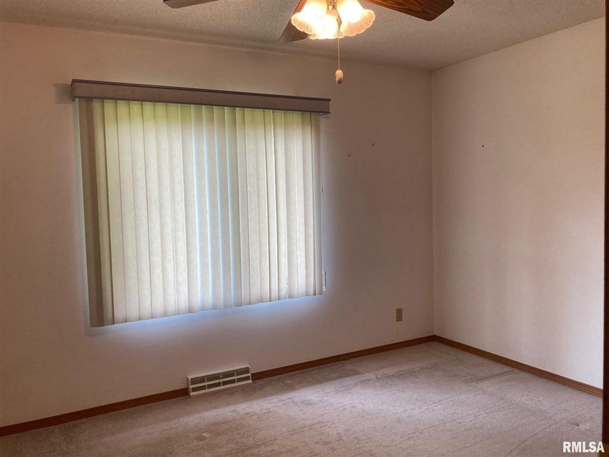 1631 N Kankakee St, Lincoln, IL 62656 - photo 1