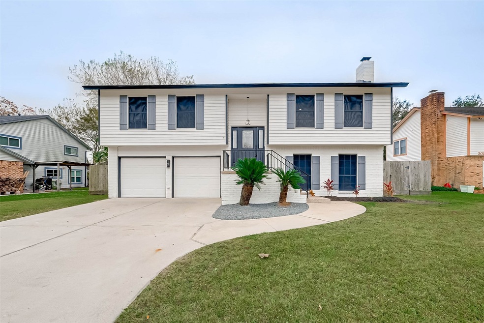 309 E Castle Harbour Dr, Friendswood, TX 77546 - photo 1