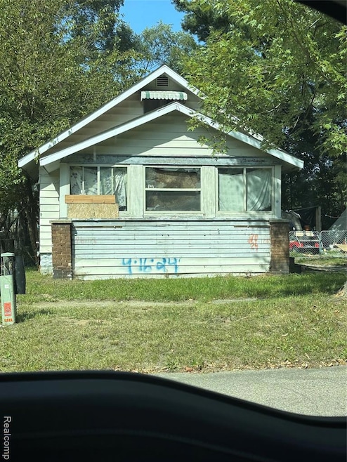View of front facade featuring a front yard