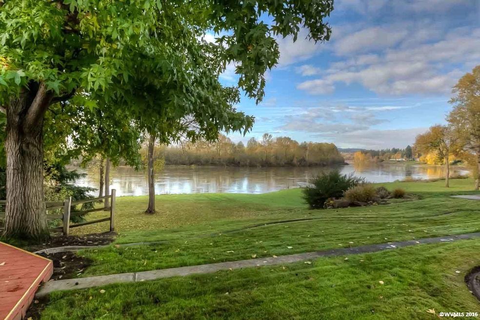 Beautiful Willamette River Views!