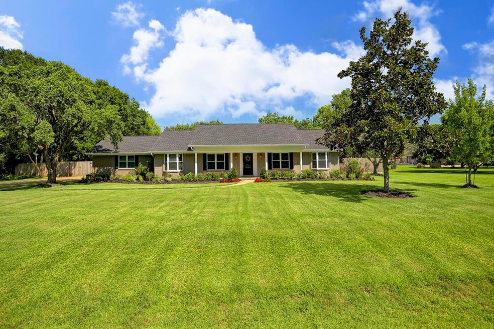 303 Oak Dr, Friendswood, TX 77546 - photo 1