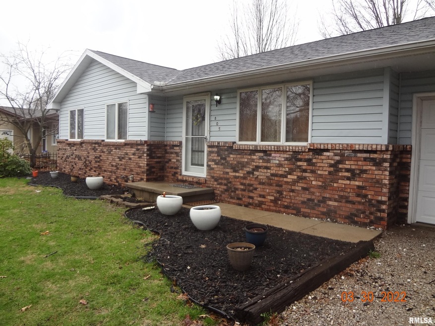 805 Bryan Ave, Lincoln, IL 62656 - photo 1