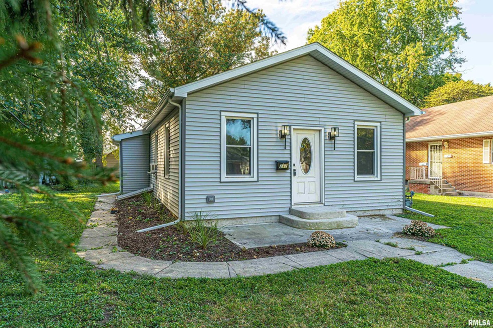 211 3rd St, Lincoln, IL 62656 - photo 1