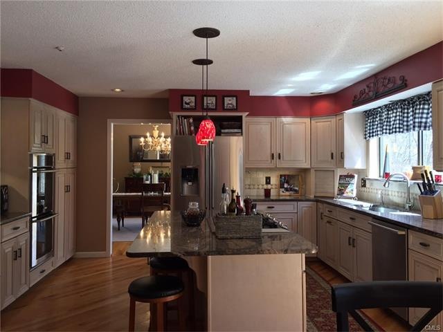 11 Twin Ponds Ct, New Fairfield, CT 06812 - photo 1