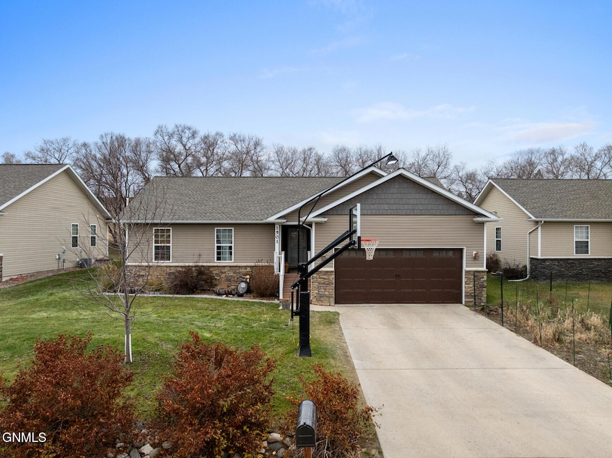 1501 W Pheasant Ridge St, Watford City, ND 58854 - photo 1