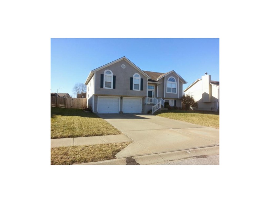 712 Thunder Gulch Dr, Raymore, MO 64083 - photo 1